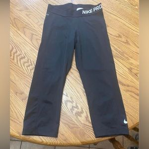 Black Nike pro Capri